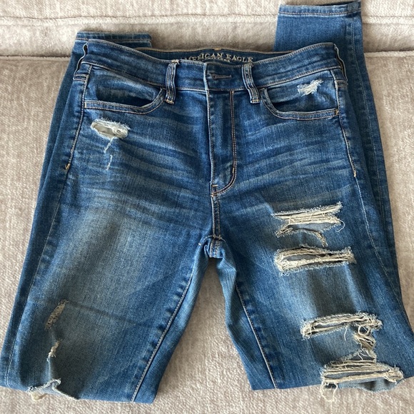 American eagle super stretch distressed jeans in a size 6. - Picture 2 of 6